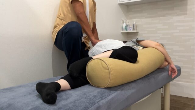 アクル整骨院 | 南町田・成瀬エリアで新生活で妊婦さんの腰痛が増える?座り方のコツ アクル整骨院 | 南町田・成瀬エリアで新生活で妊婦さんの腰痛が増える?座り方のコツ - シムス位施術①